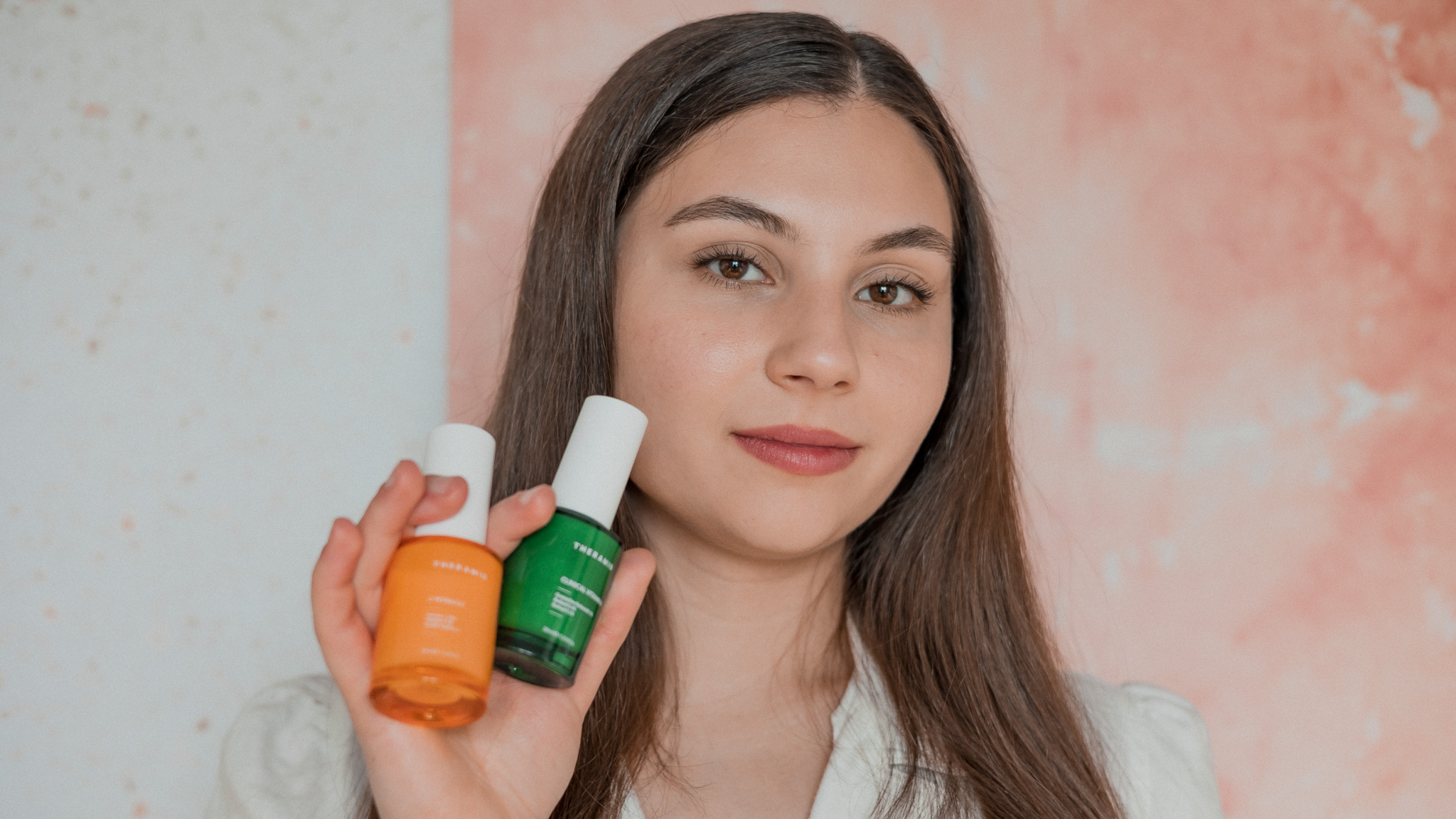 Frau hält zwei High End Skincare Produkte in der Hand 
