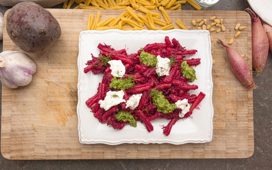 Pinke Pasta mit Dillpesto und Ricotta